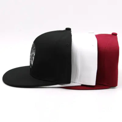 Gorra de estilo hip hop con ala plana bordada