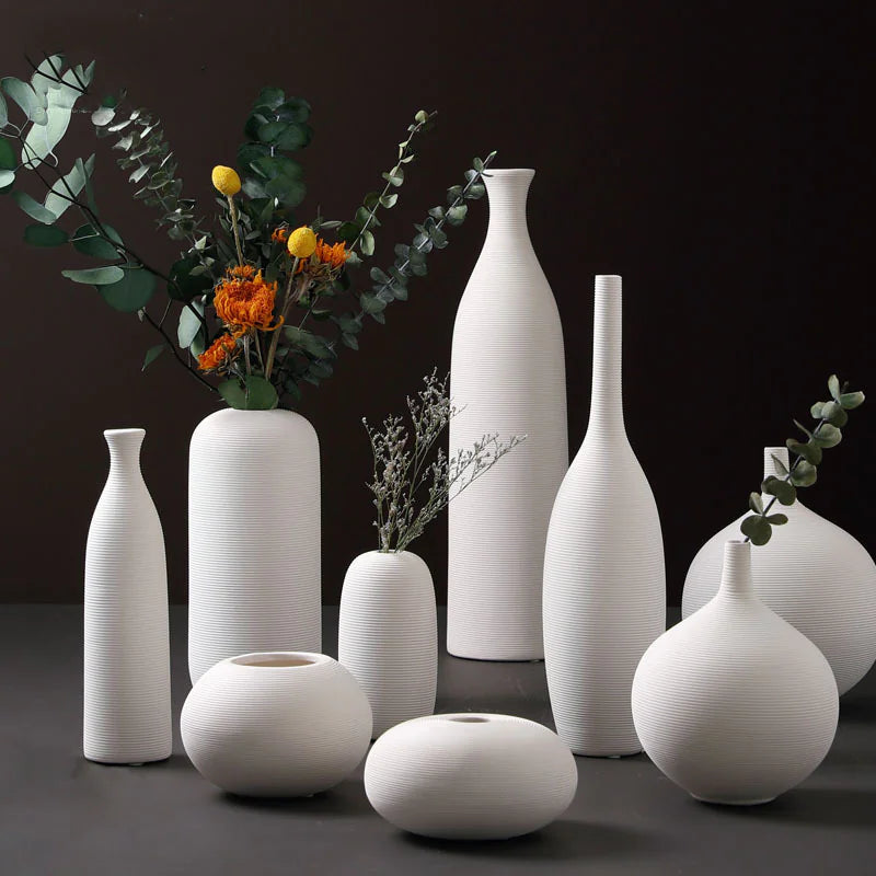 Jarrón minimalista de cerámica blanca