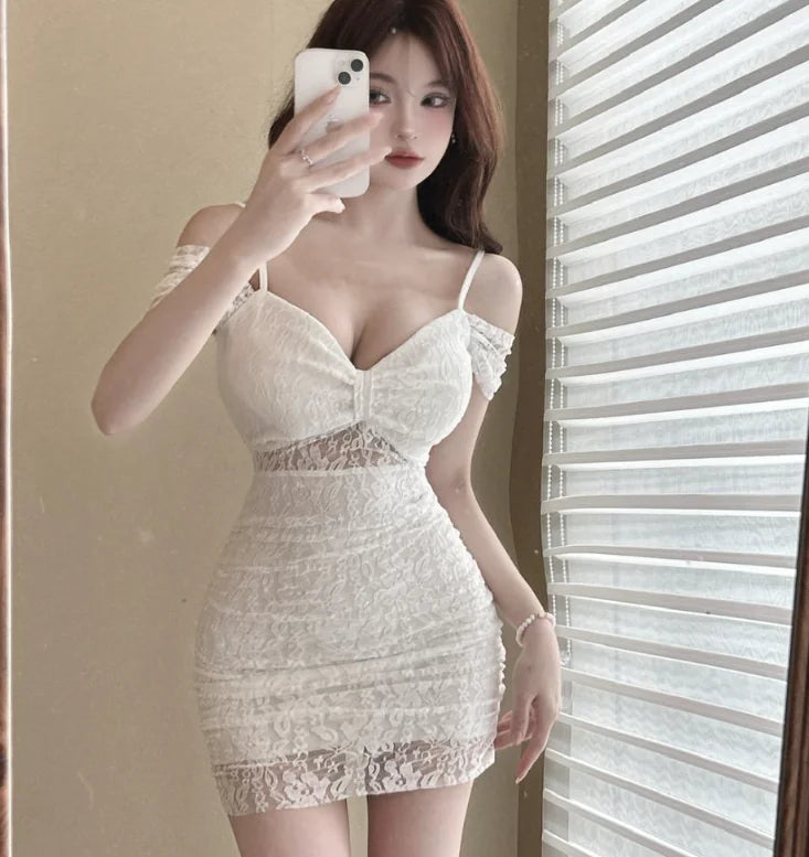 Vestido ajustado de encaje con hombros descubiertos
