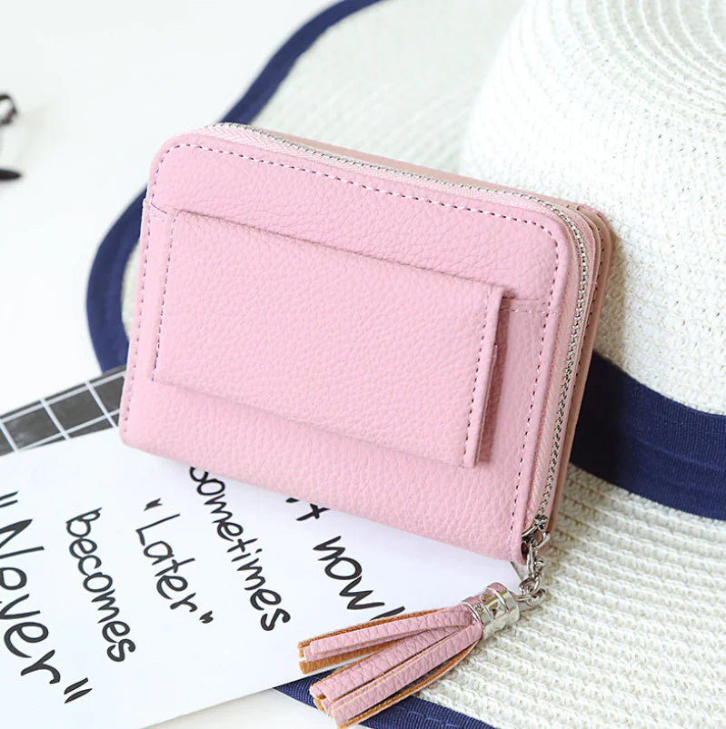 Cartera corta con bloqueo RFID y diseño de borla para mujer