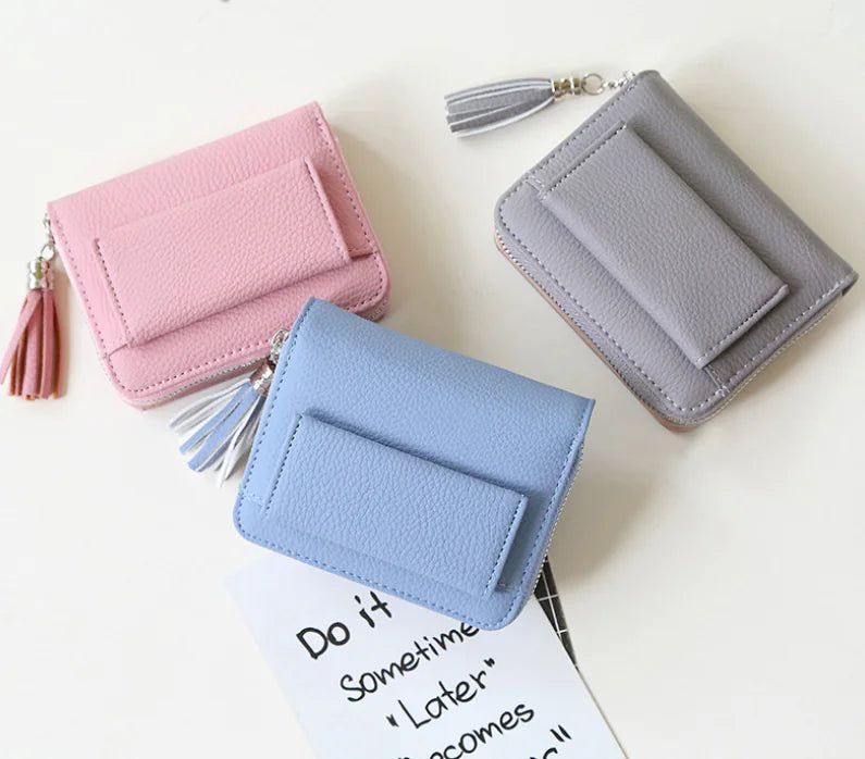 Cartera corta con bloqueo RFID y diseño de borla para mujer