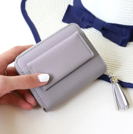 Cartera corta con bloqueo RFID y diseño de borla para mujer