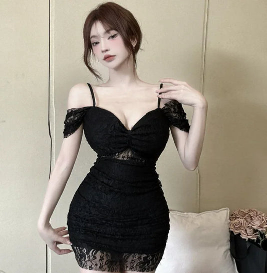 Vestido ajustado de encaje con hombros descubiertos